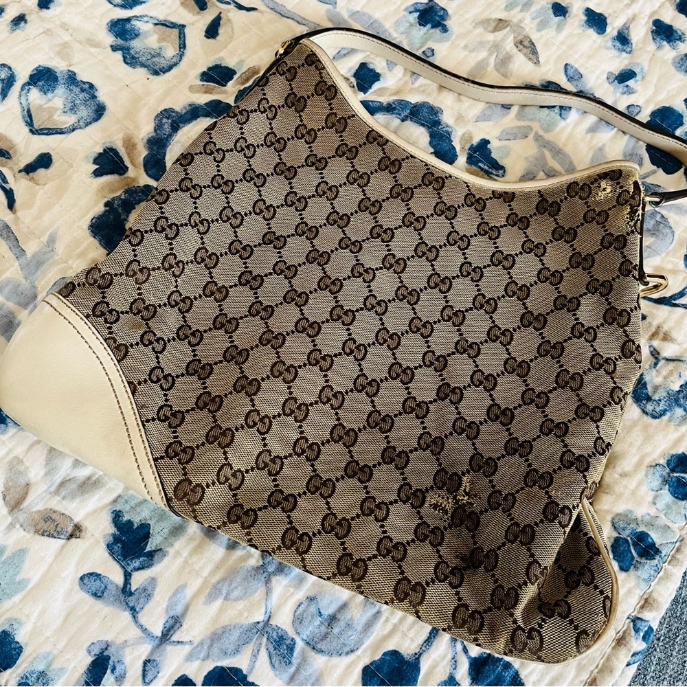 Gucci vintage insignia bag
